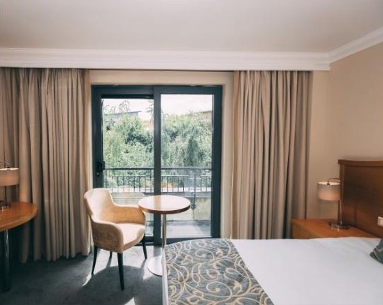 Parkview Hotel - Room seating area